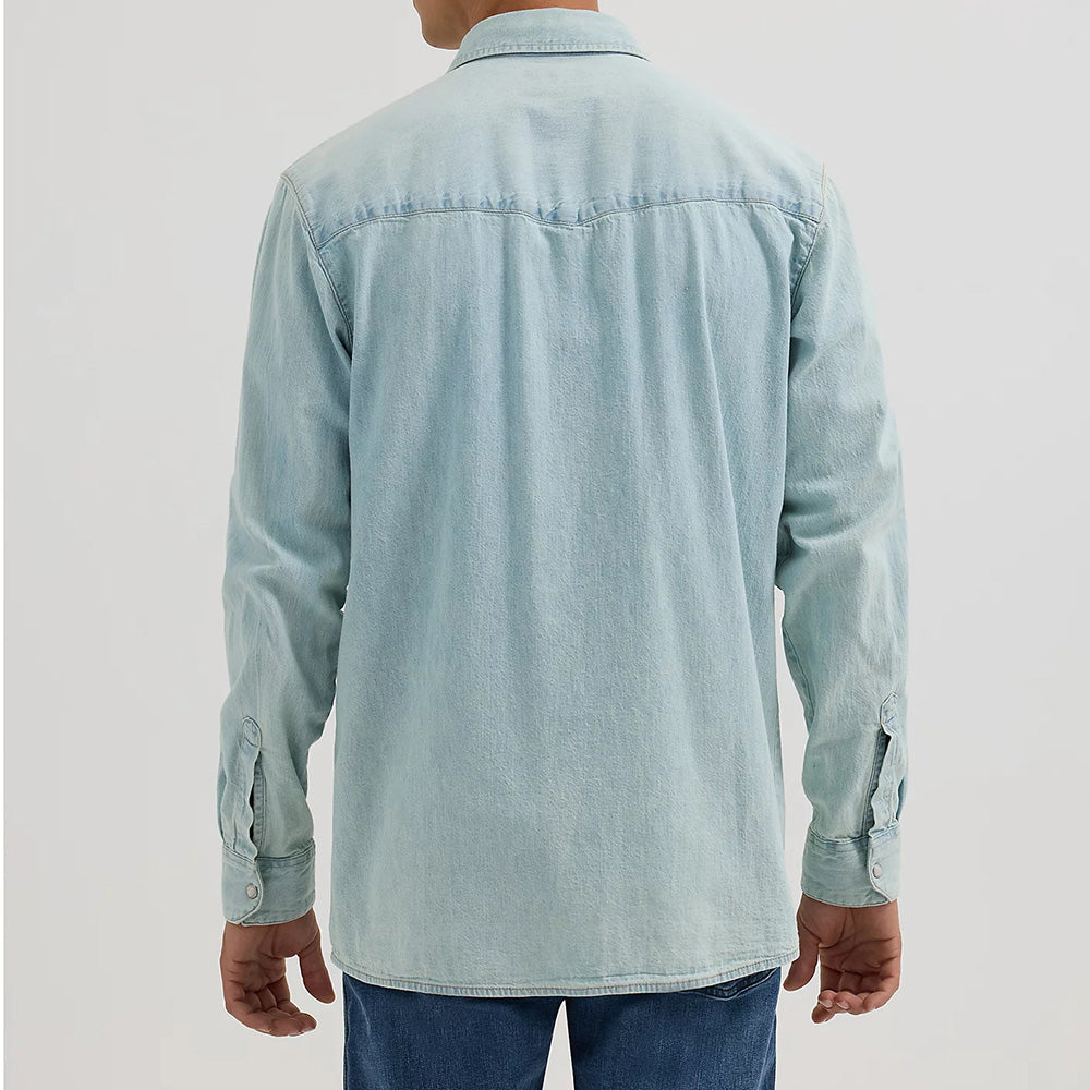 Hellblaues Herrenhemd aus Denim – klassisch und zeitlos
