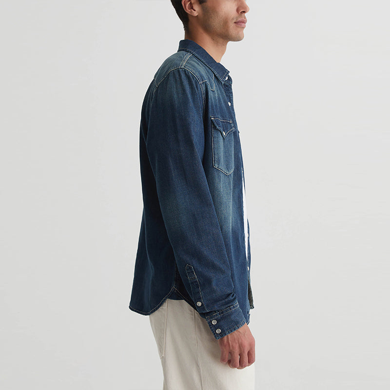 Dunkelblaues Denimhemd – cool und vielseitig