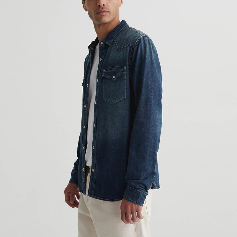 Dunkelblaues Denimhemd – cool und vielseitig