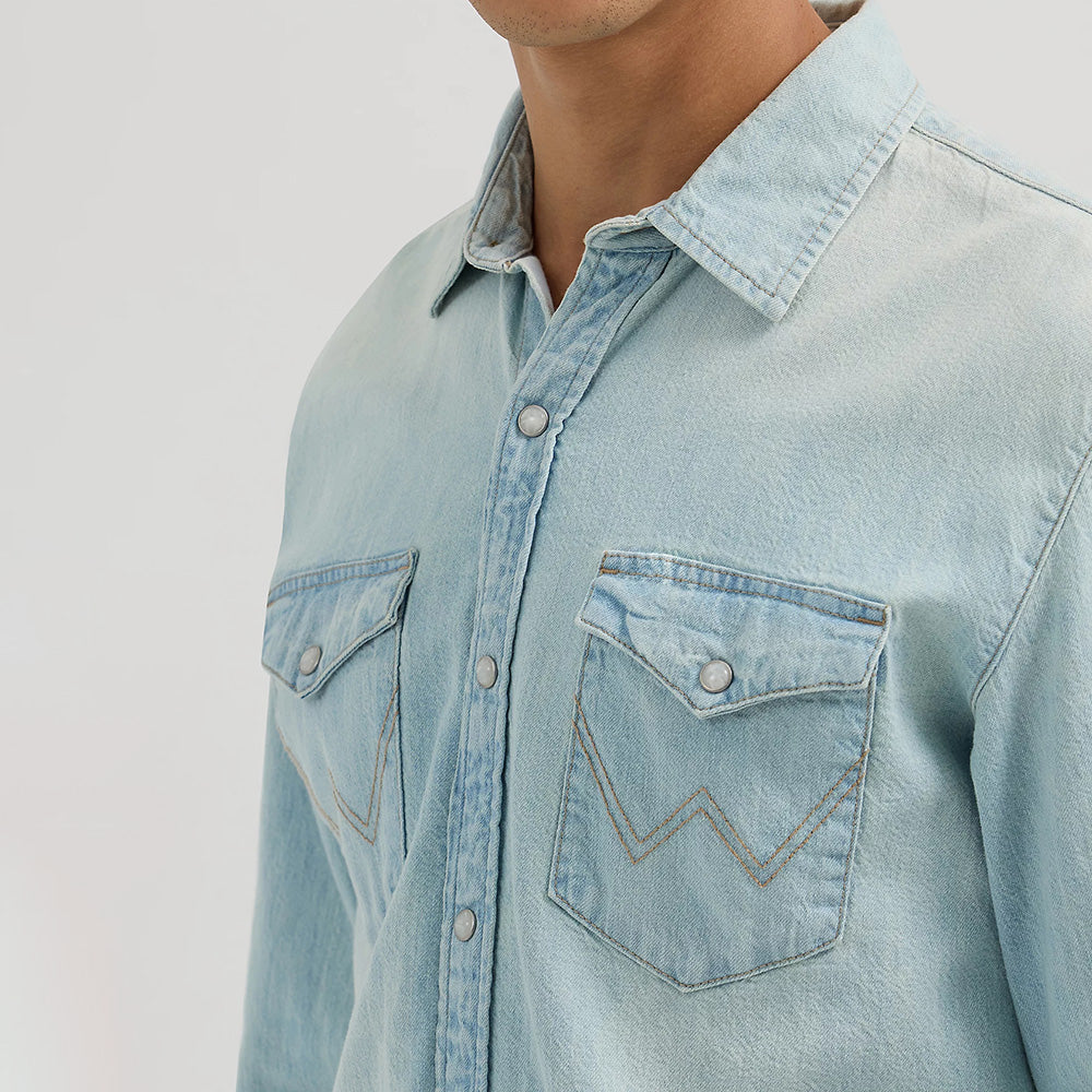 Hellblaues Herrenhemd aus Denim – klassisch und zeitlos