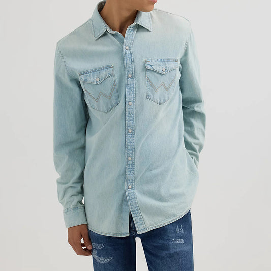 Hellblaues Herrenhemd aus Denim – klassisch und zeitlos